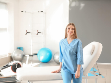 Pani lekarz w gabinecie rehabilitacyjnym w domu seniora